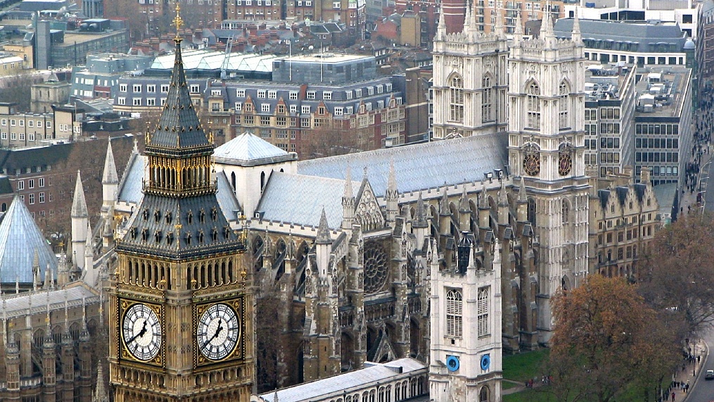 Westminsterské opatství -chrám Anglikánské církve ve stavebním tvaru katedrály, postavený převážně v gotickém slohu.