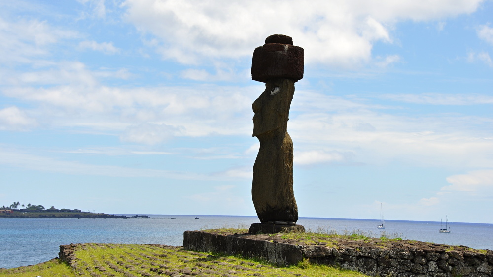 Moai s "kloboukem".
