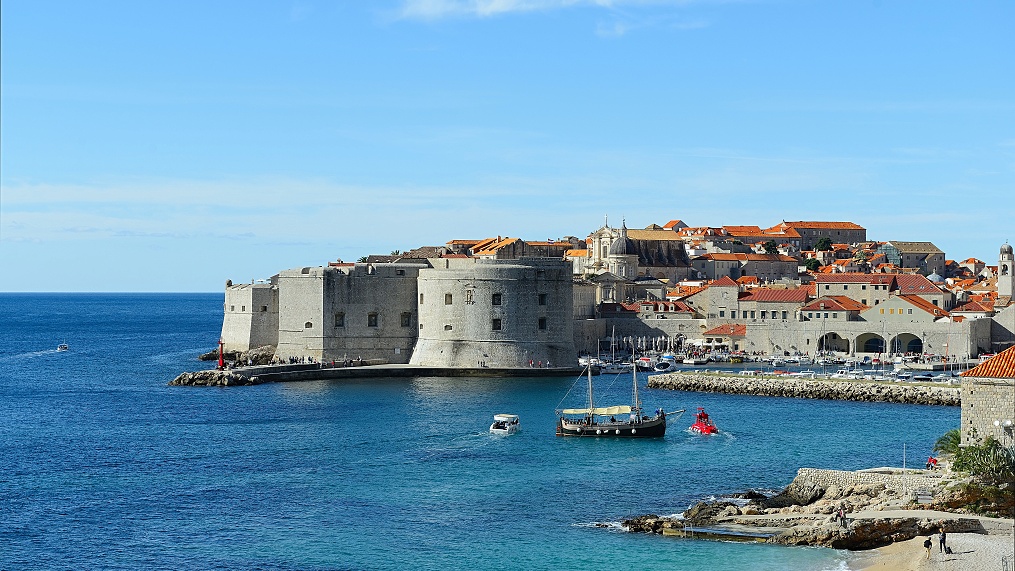 Dubrovník - úzké uličky a impozantní hradby.