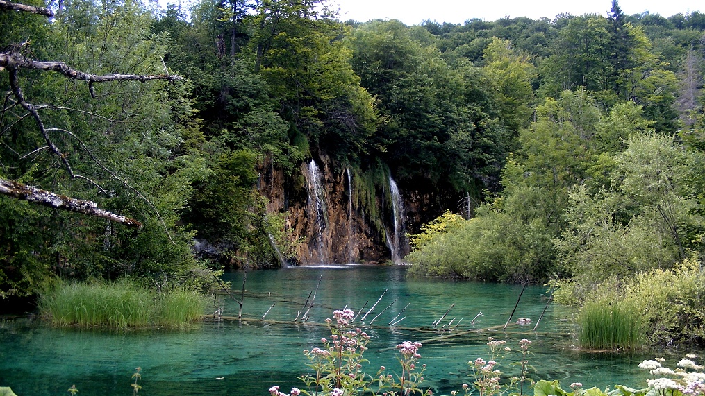 Plitvická jezera, národní park, 40 vodopádů a 20 jeskyň.