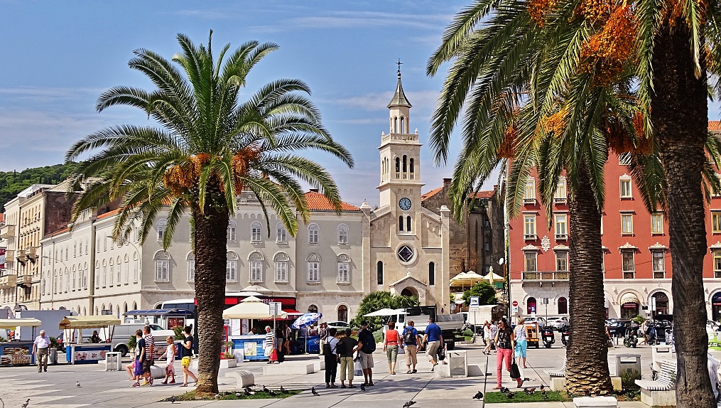 Split - hlavní Chorvatský přístav se zbytky Diokleciánova paláce.