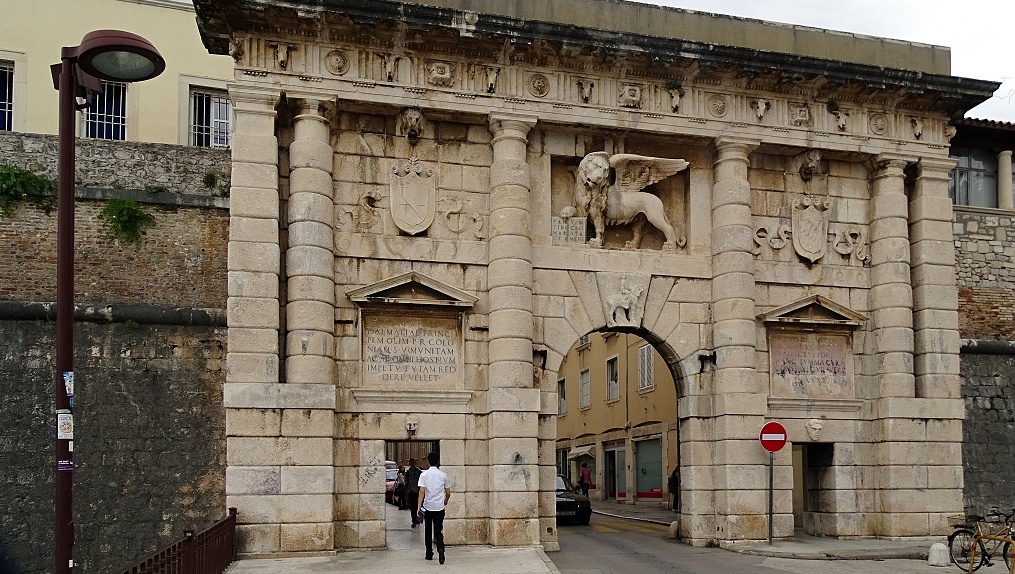 Zadar, uvidíte římské fórum, hrad a Baziliku. 