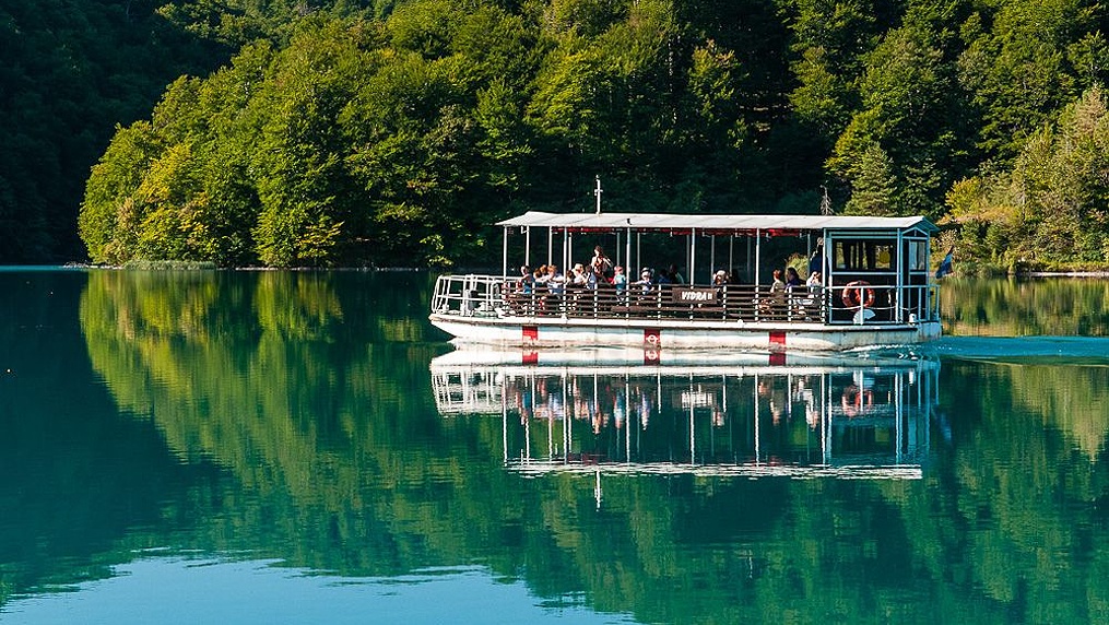 Loď na jezeře Kozjak