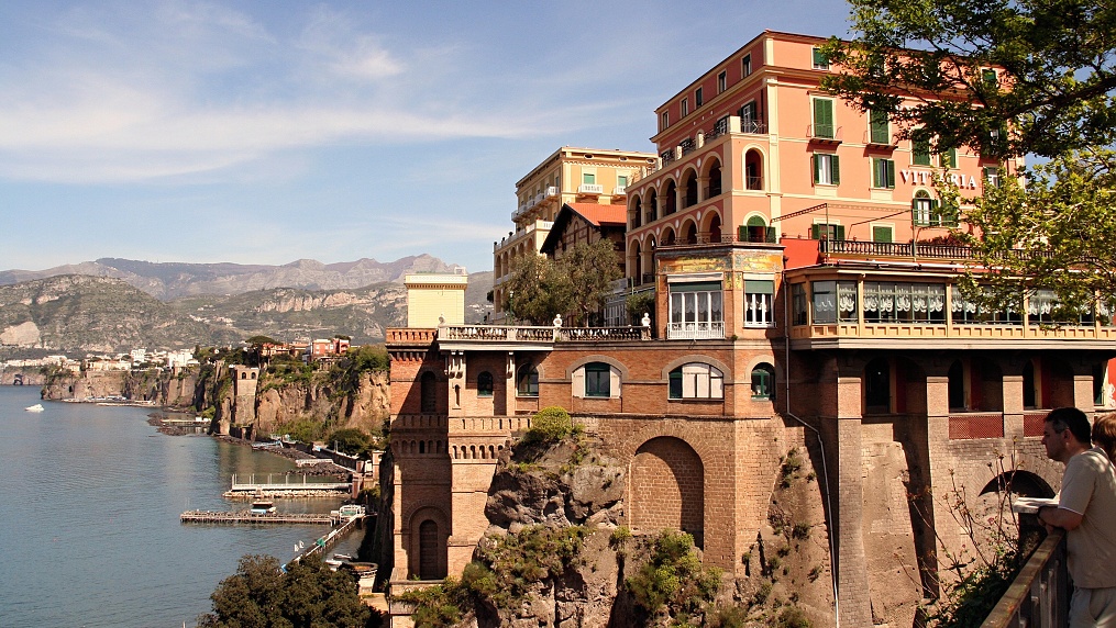 Sorrento. Leží na jednom z nejkrásnějších pobřeží Itálie. Narazíte zde na malebná městečka Amalfi a Positano.