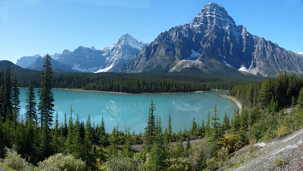 Banff. Rozloha  6641 km2. Nejstarší a nejlépe přístupný park v Kanadě. Vyskytují se zde i známá lyžařská střediska.