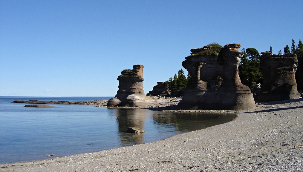 Mingan Archipelago. Nachází se v Qubecu na břehu řeky Sv. Vavřince. Tvoří ho Minganské souostroví čítající 40 ostrovů.