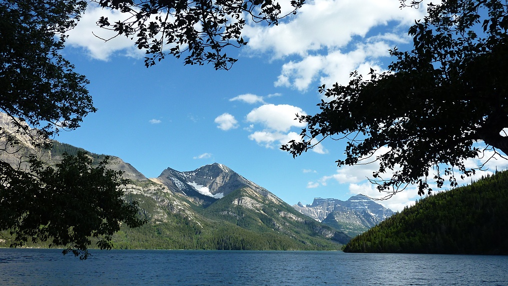 Waterton Lakes. Má rozlohu 505 km2, leží na hranici s USA. Vyskytuje se zde mnoho jezer, vzniklých ledovcovou činností.
