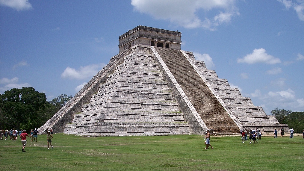 El Castillo, také chrám Kukulcan. Pyramida se skládá z řady čtvercových teras.Čtyři schodiště míří na vrchol. Je 24 m vysoká, plus dalších 6 m chrámu. Čtvercová základna měří 55,3 m.