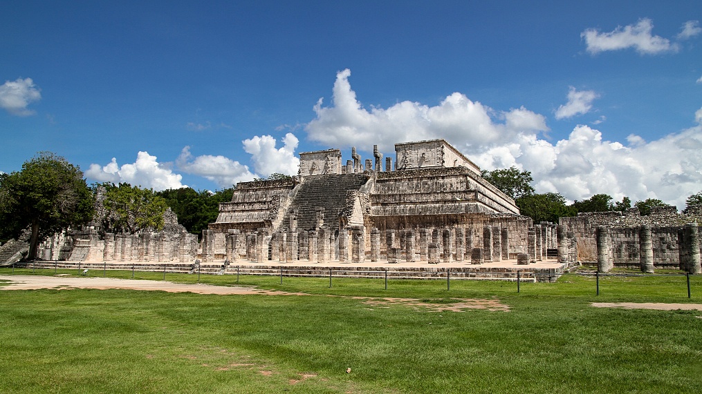 Templo de los Guerreros (chrám válečníků). Chrám se skládá z velké stupňovité pyramidy s řadami vyřezávaných sloupů zobrazujících válečníky. U vchodu do chrámu je socha boha Chac Mool.