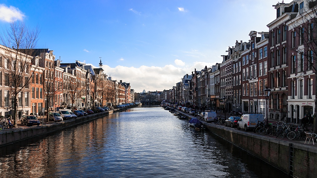 Amsterdam, hlavní město, 800 000 obyvatel, muzea, dvě kulturní památky UNESCO - vodní kanály a obranná linie města.