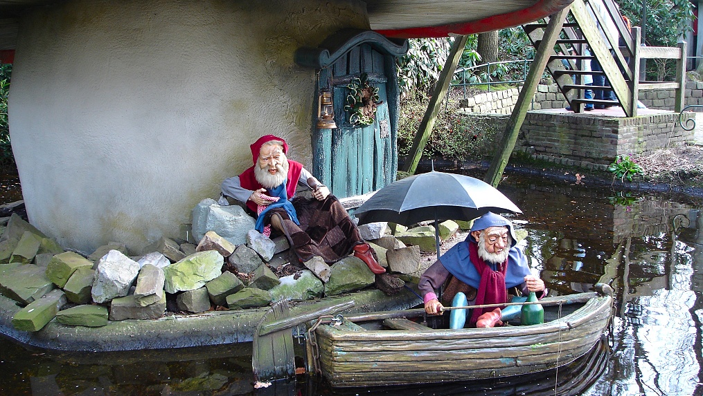 Efteling, tematický zábavní park ve vesnici Kaatsheuvel. 37 tematických atrakcí, 6 horských drah a 2 vodní dráhy.