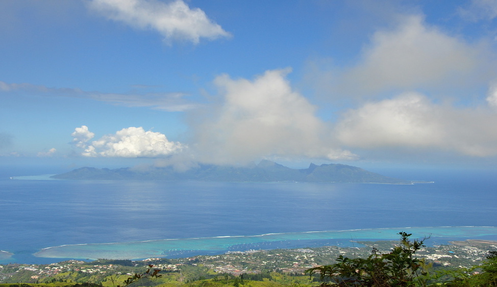 Ostrov Moorea pohledem z Tahiti